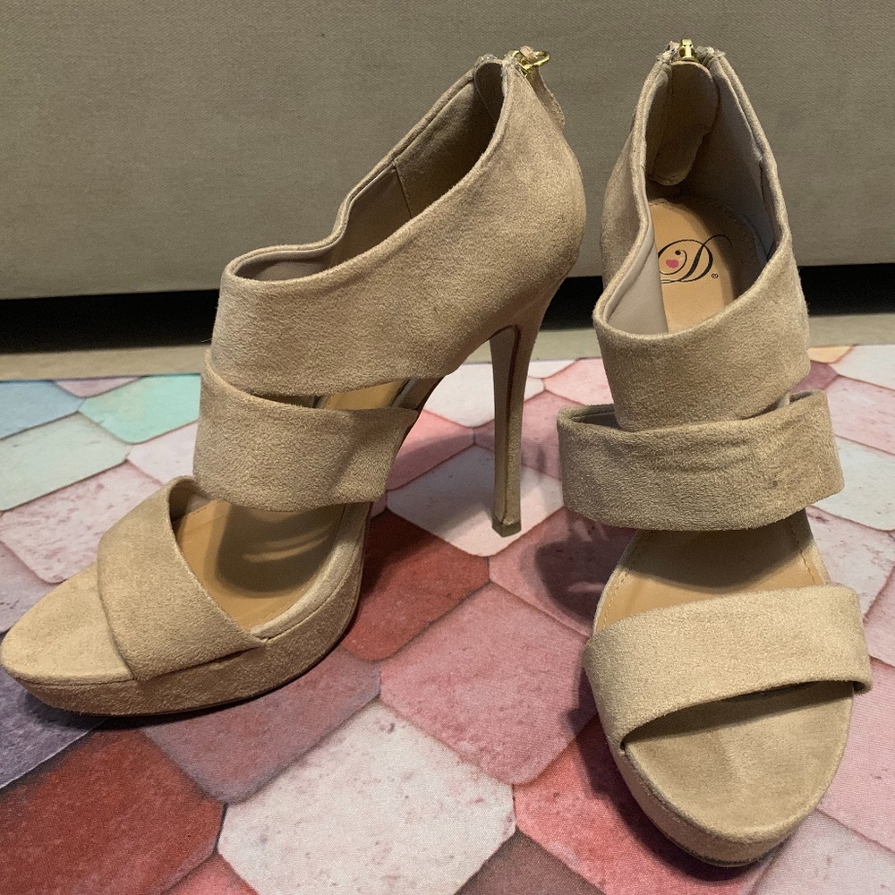 Women's Open Toe High Heel /  Platform Sandals / Tan /  Size US: 7